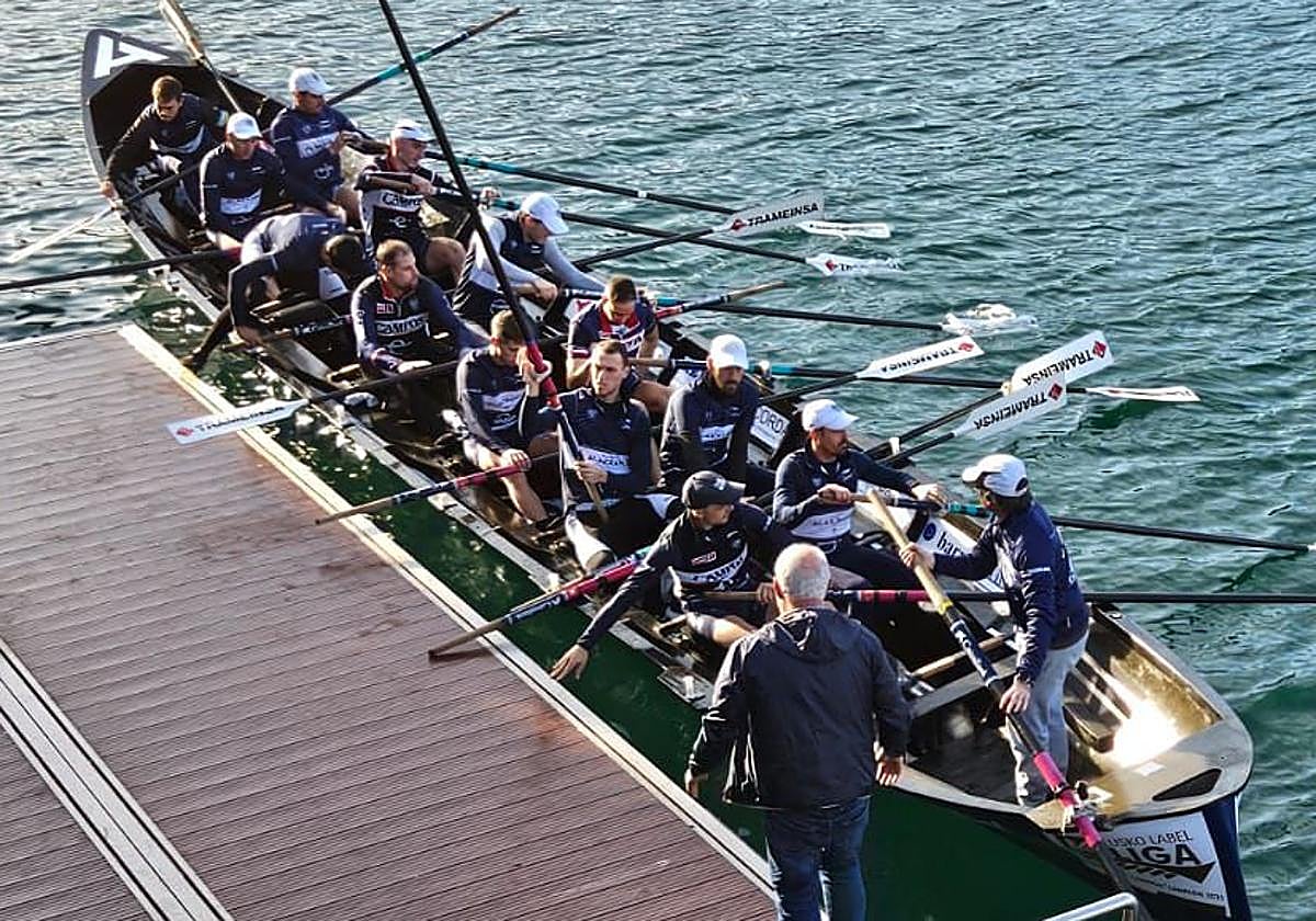 La 'Bou Bizkaia' se dispone a realizar su primera sesión preparatoria.