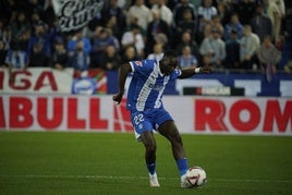 Diarra golpea el balón en un partido con el Alavés en Mendizorroza.