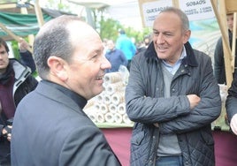 El Obispo de Vitoria, Juan Carlos Elizalde, y el diputado general, Ramiro González.