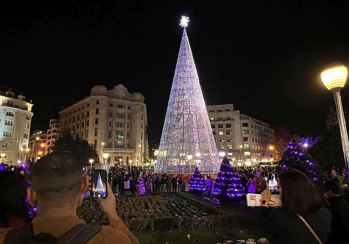 Ni Vigo ni Madrid: el árbol de Navidad que más expectación ha levantado está en Bilbao