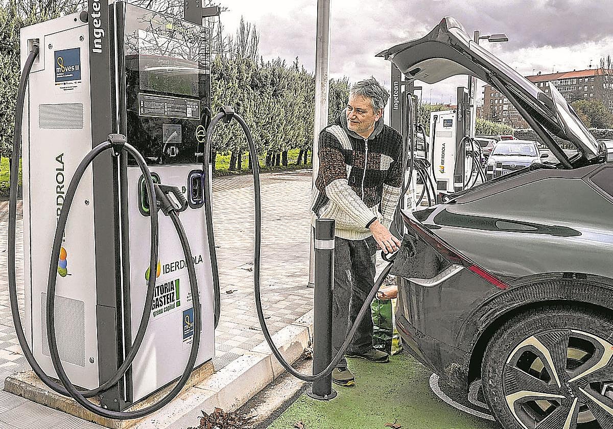 La venta de coches eléctricos está cayendo pese a las subvenciones para su compra.