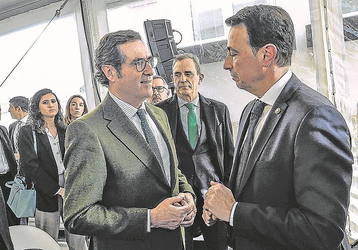 Antonio Garamendi conversa con Mikel Torres ayer en la nueva sede de la patronal alavesa, SEA Empresas de Álava.