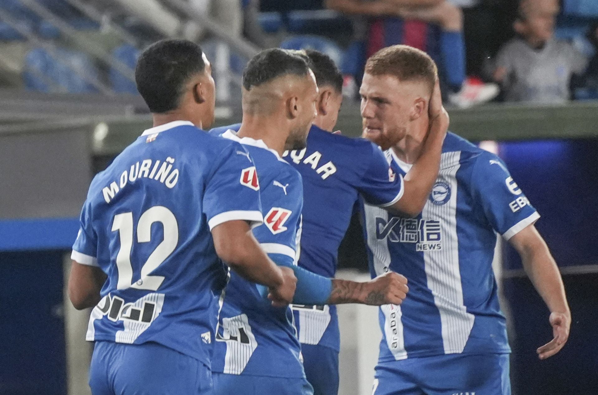 Carlos Vicente celebra el tanto del empate.