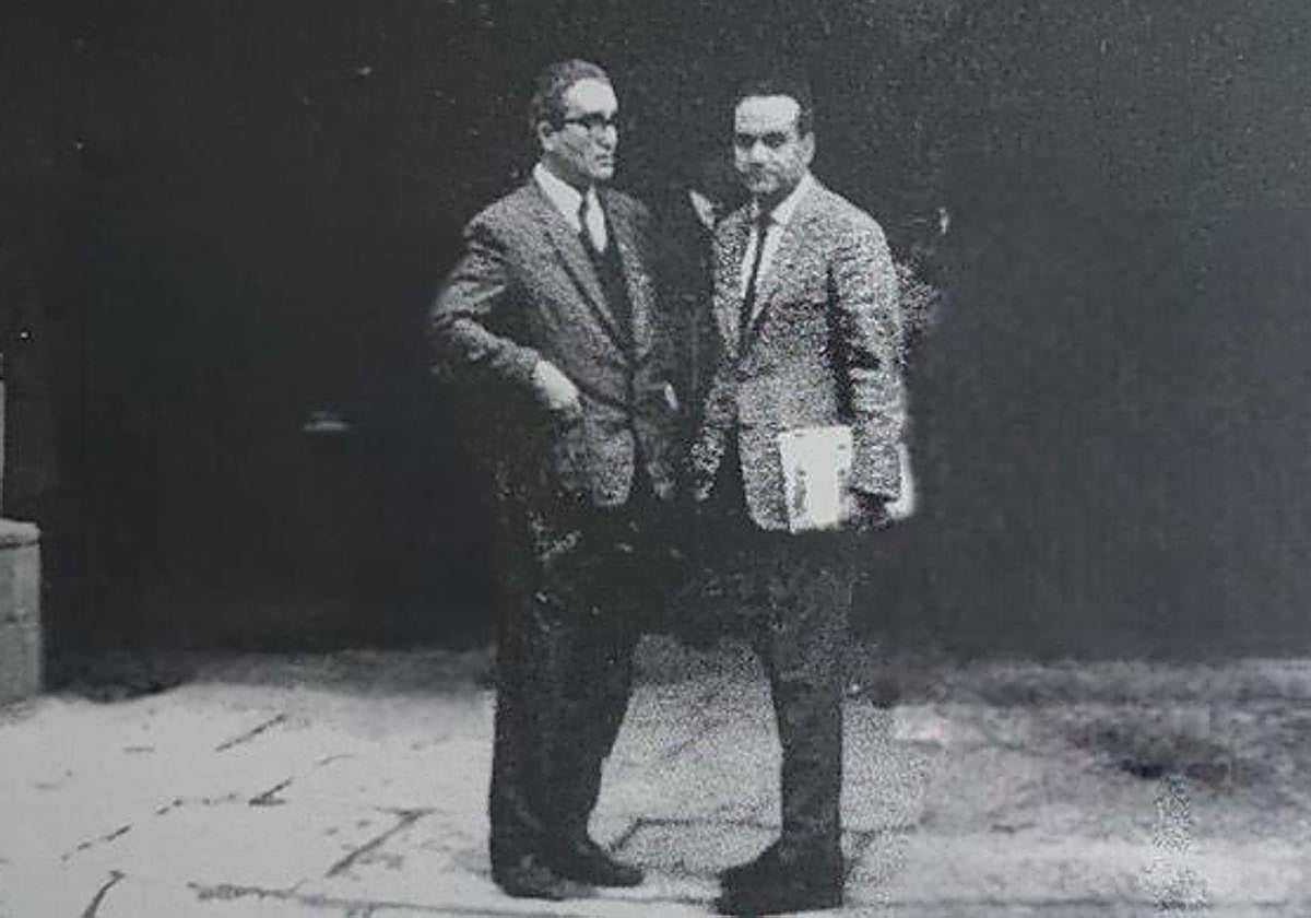 Gabriel Aresti y Ángel María Ortiz Alfau en la Feria de Durango en 1972.