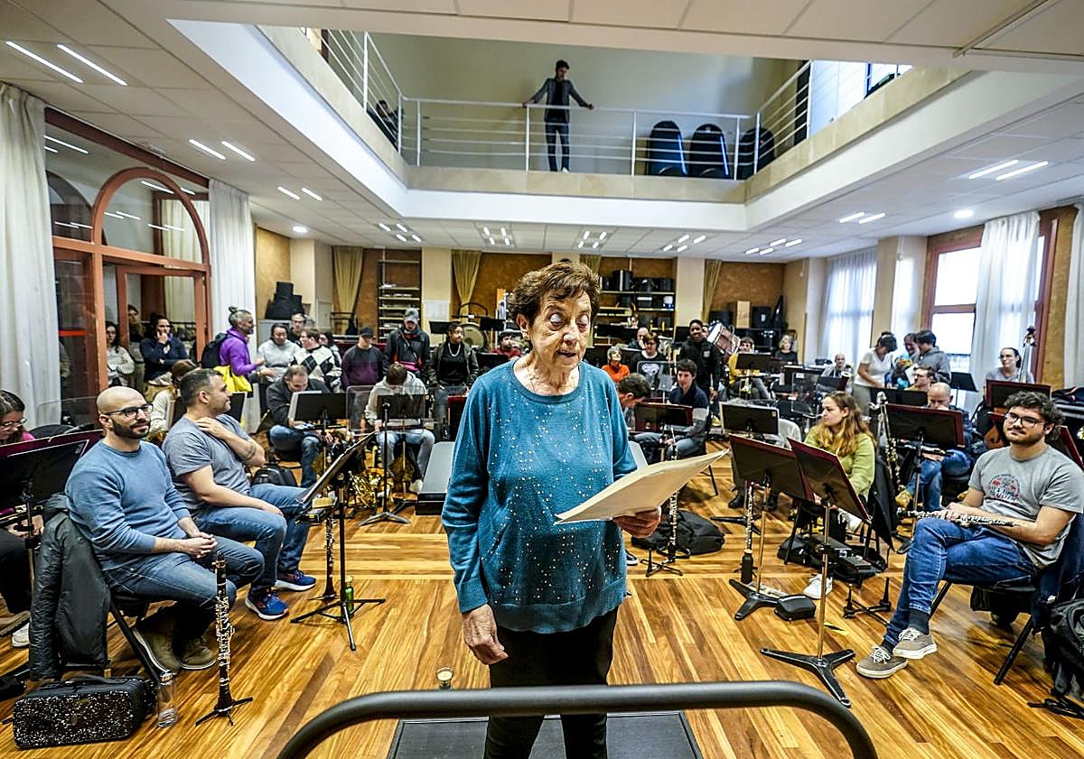 Imagen principal - El ensayo en Musiketxea, con una imagen grupal, un momento del recital y Luis Orduña, director de la Banda Municipal.