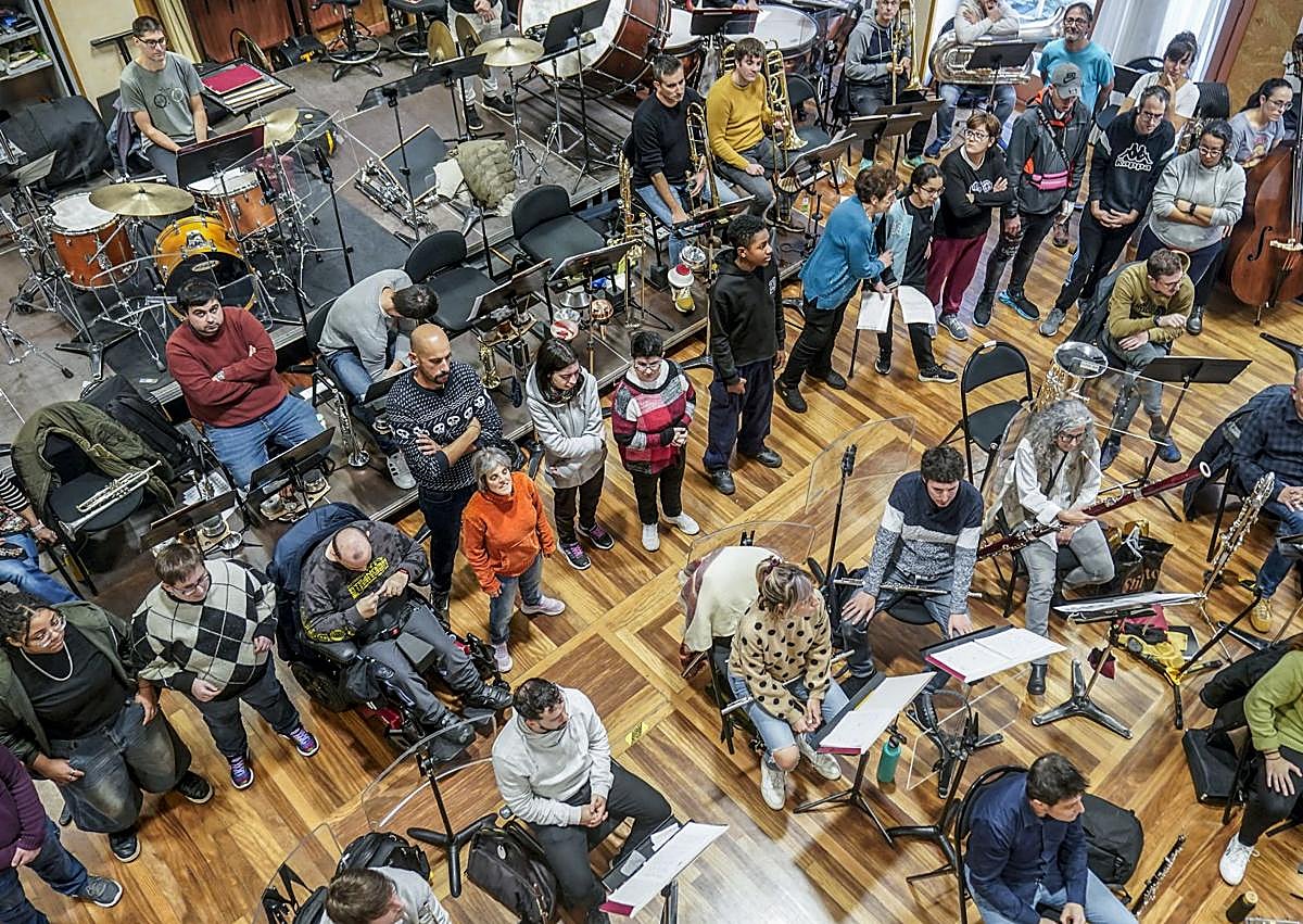 Imagen secundaria 1 - El ensayo en Musiketxea, con una imagen grupal, un momento del recital y Luis Orduña, director de la Banda Municipal.