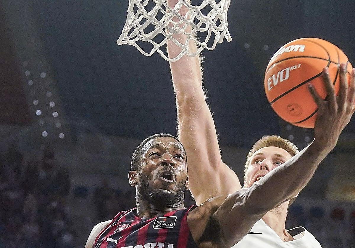 Kamar Baldwin busca la canasta durante uno de sus contados duelos de ACB ante el Murcia.