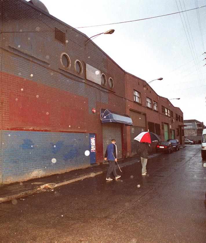 Imagen secundaria 2 - En la imagen superior, una sesión de Premier, el último nombre de la sala; en el centro, el emblemático cartel de la Columbus, y en la foto inferior, una imagen del año 2001