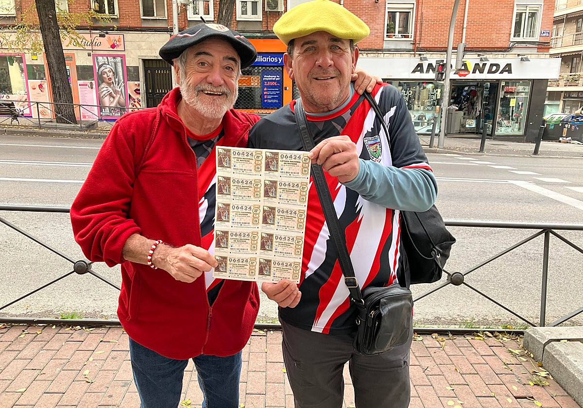 Félix Ribadulla, a la derecha, con el hincha rojiblanco José Luis Iglesias este domingo en Vallecas.