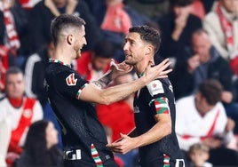 Sancet y De Marcos celebran un gol del Athletic.