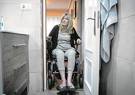 Rosa Martínez, en silla de ruedas, no puede acceder a algunas estancias de su casa por ser demasiado estrechas.