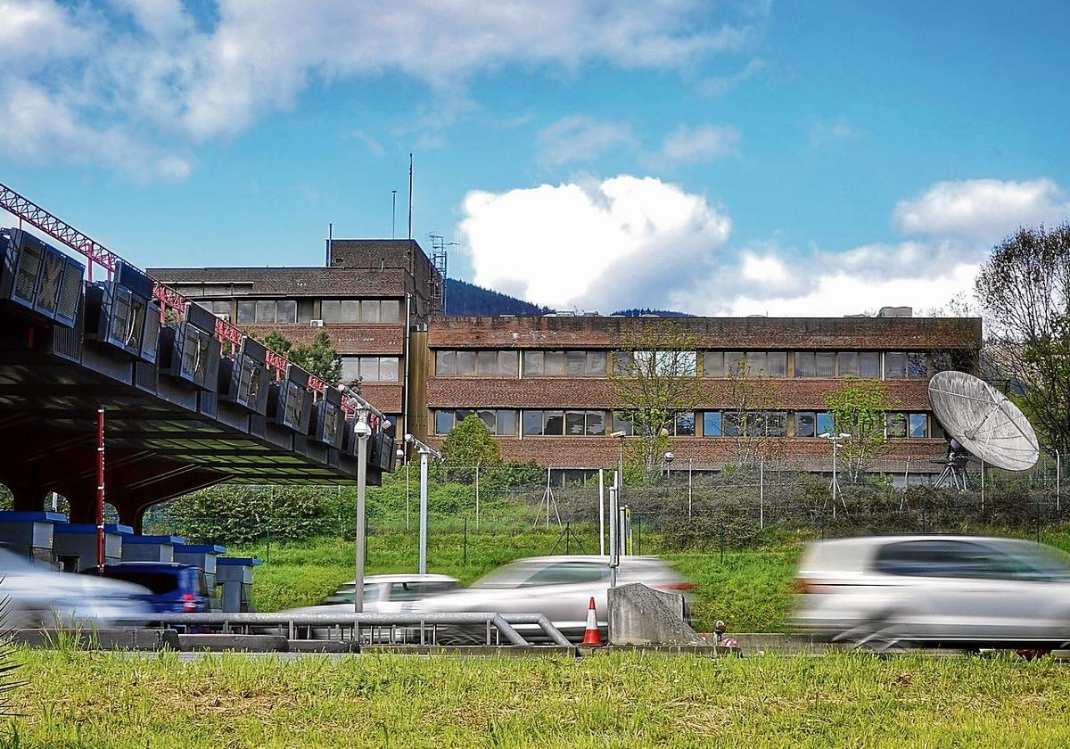 El almacén ocuparía la parcela en la que se ubica la antigua sede que EiTB tenía en el Duranguesado, junto a la A-8.