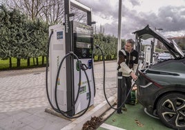 La venta de coches eléctricos sigue a la baja mientras los híbridos acaparan cuota