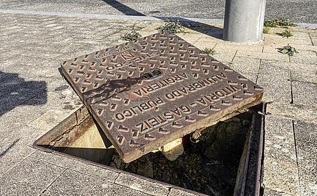Arqueta de la que ha sido extraído el cable de masa.