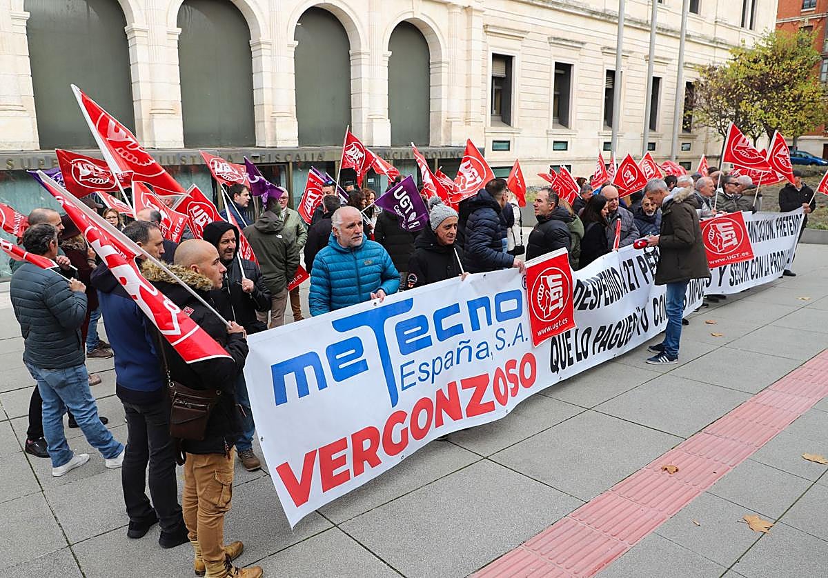 Concentración a las puertas del TSJ de Castilla y León el día en que se celebró la vista.
