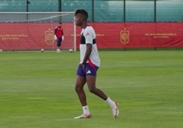 Momento en el que Nico Williams se toca el aductor en un entrenamiento de España.