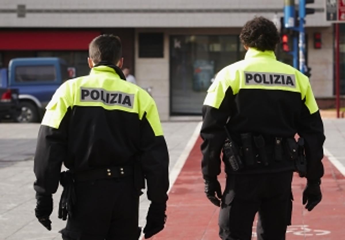 Agentes locales patrullan por las calles del municipio.