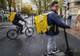 Un grupo de 'riders' de Glovo en Bilbao.