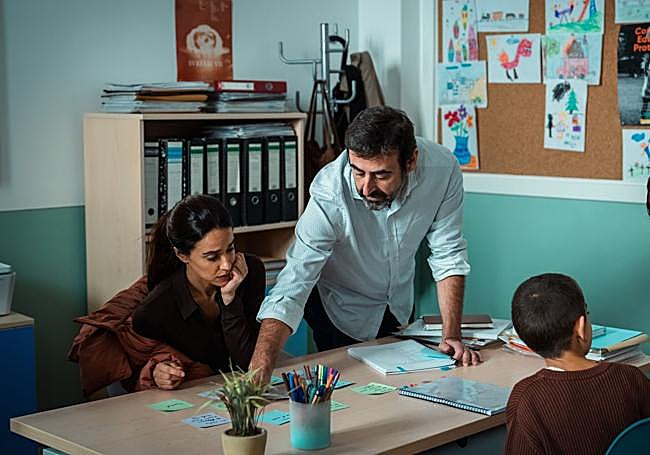 Macarena García, en el papel de psicóloga, junto al director Nacho La Casa en un aula recreada en el colegio NClic.