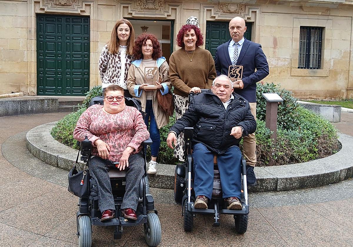 Mari Carmen Azkona y Serafín Iglesias, delante de los galardonados, Marisol Camacho y Juan Antonio Bañales; la alcaldesa, Karmele Tubilla, y la edil de Cultura, Itziar Carrocera.