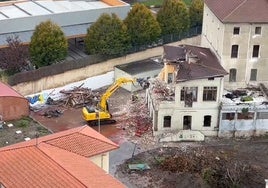 La maquinaria derriba las instalaciones educativas, con más de 100 años de historia.