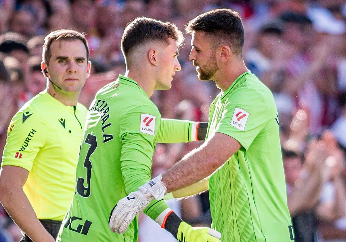 Simón y Agirrezabala se saludan en un partido