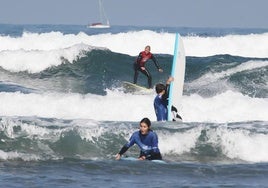 Las empresas locales y el Ayuntamiento quieren promover Sopela como destino turístico de surf.