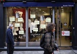 Llena de mensajes el escaparate de su tienda en Bilbao harto de que el exterior sea un campo de juego.