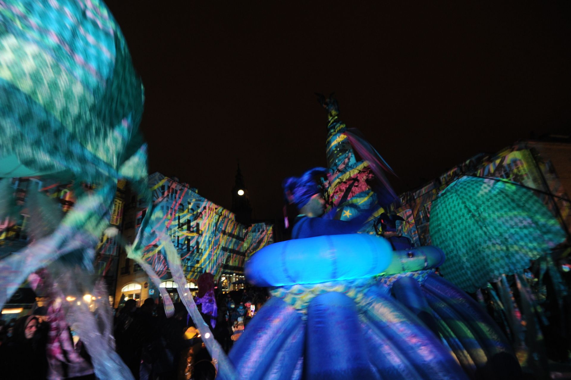 Un espectáculo del Umbra Light en la plaza de la Virgen Blanca.