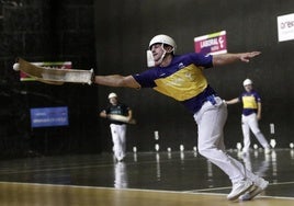 Urrutia tratar de encestar una pelota en el ancho del frontón Jai Alai