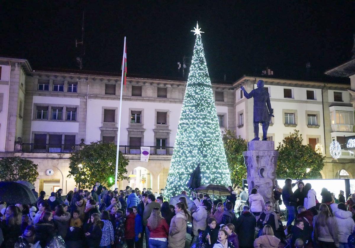 Momento del encendido del árbol navideño el pasado año en Gernika.