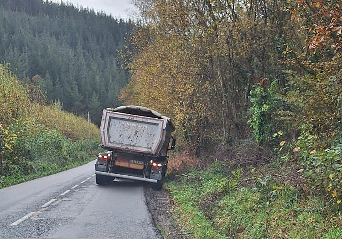El camión se ha salido esta mañana de la calzada en Zuaza.