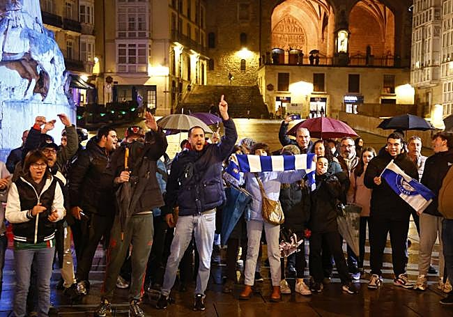 Personas concentradas en la Virgen Blanca en protesta.