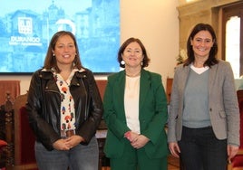 Las tenientes de alcalde, Jesica Ruiz (PSE) y Josune Escota (PNV), junto con la alcaldesa jeltzale, Mireia Elkoroiribe.