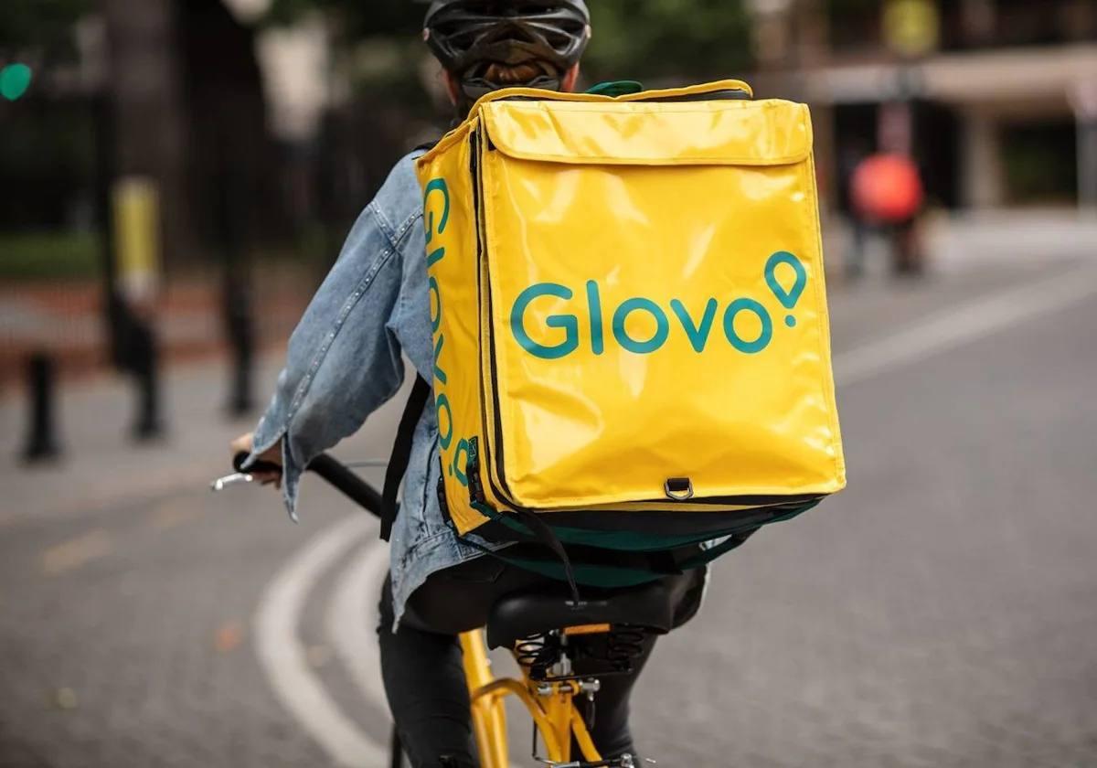 Glovo se pliega por fin a la ley