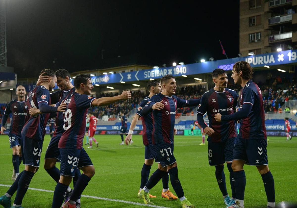 Los jugadores del Eibar celebran el tanto de Pascual.