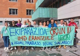 Socorristas y monitores, durante una de las concentraciones llevadas a cabo frente al Ayuntamiento.