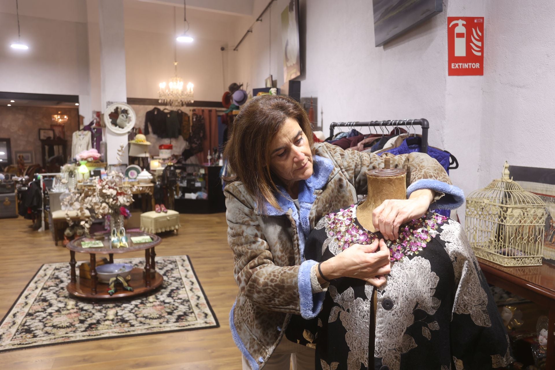 La mítica tienda de chuches de Algorta convertida en un paraíso &#039;vintage&#039; con ropa, vajillas y hasta cuadros