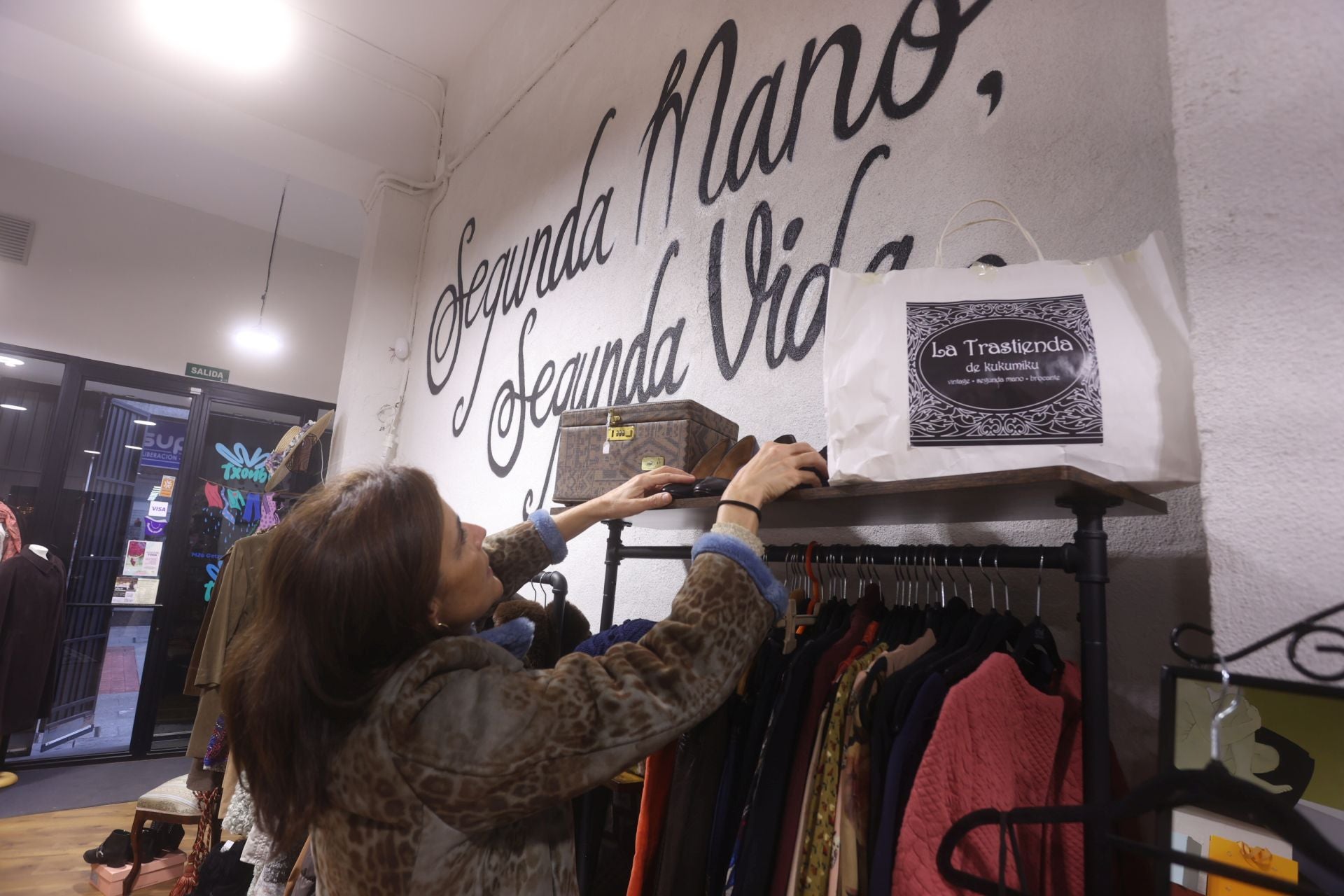 La mítica tienda de chuches de Algorta convertida en un paraíso &#039;vintage&#039; con ropa, vajillas y hasta cuadros