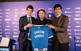 Coudet, escoltado por el presidente Fernández de Trocóniz y el director deportivo Sergio Fernández durante su presentación.