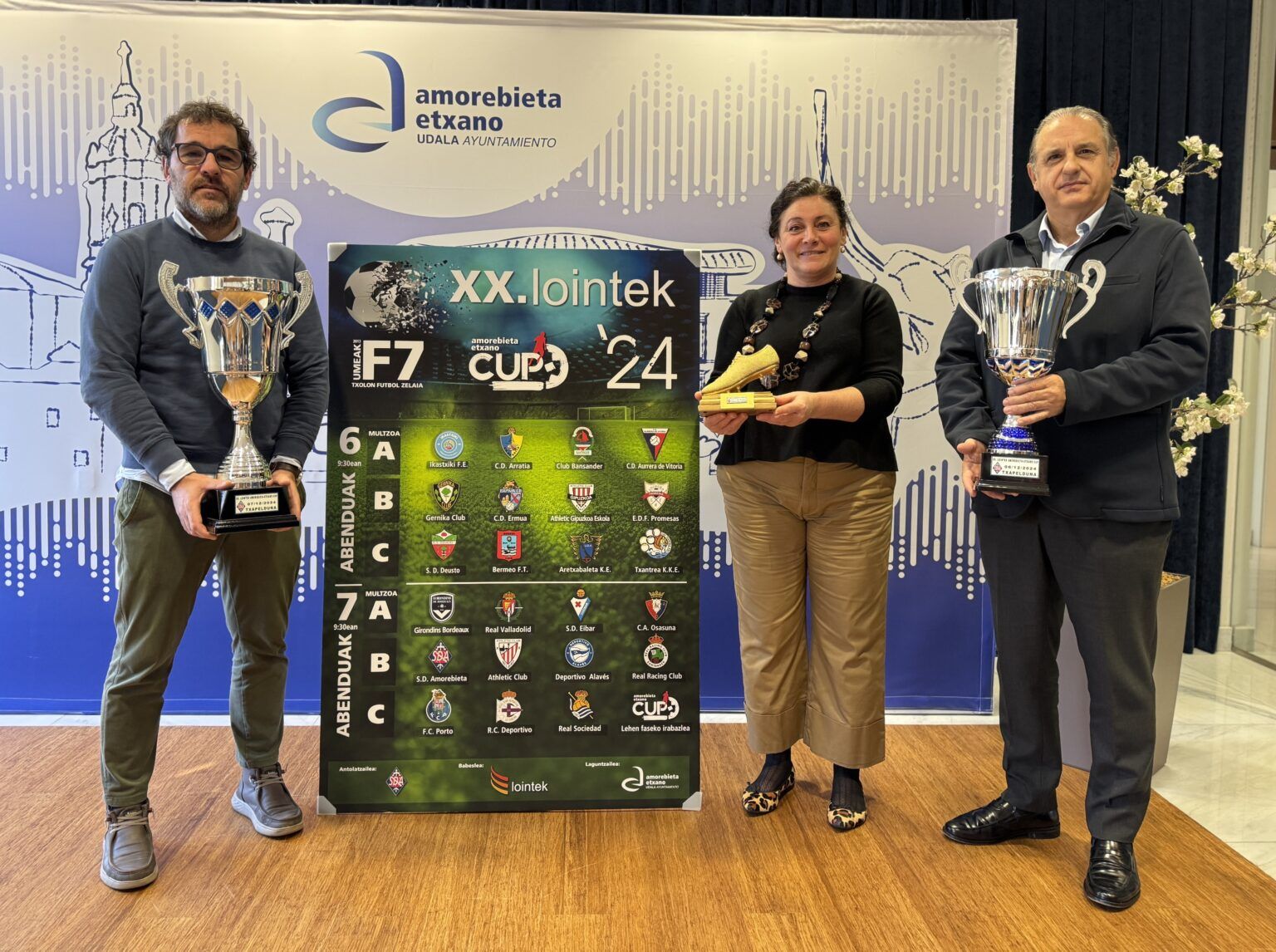 Al acto de presentación, han asistido el presidente de la SD Amorebieta, Jon Larrea; la alcaldesa, Ainhoa Salterain (PNV); y Serafín Loroño, en representación de la empresa Lointek