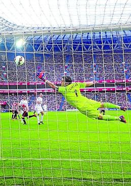 Imagen - Para el recuerdo. Aritz Aduriz hizo el 7 de marzo de 2015 el gol que sirvió para tumbar al Real Madrid. Fue uno de los mejores remates de cabeza de su carrera.