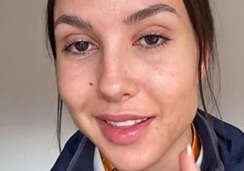 Una azafata explica por qué saludan a los viajeros al entrar al avión