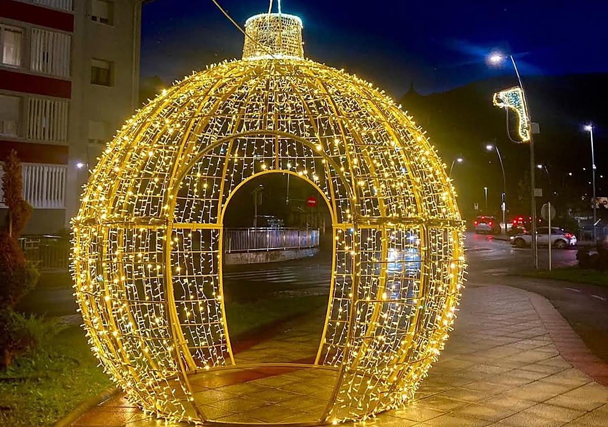 Los adornos iluminan las calles de la localidad minera.