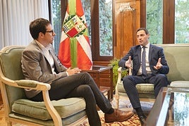 Pello Otxandiano durante una reunión con Imanol Pradales en Lehendakaritza