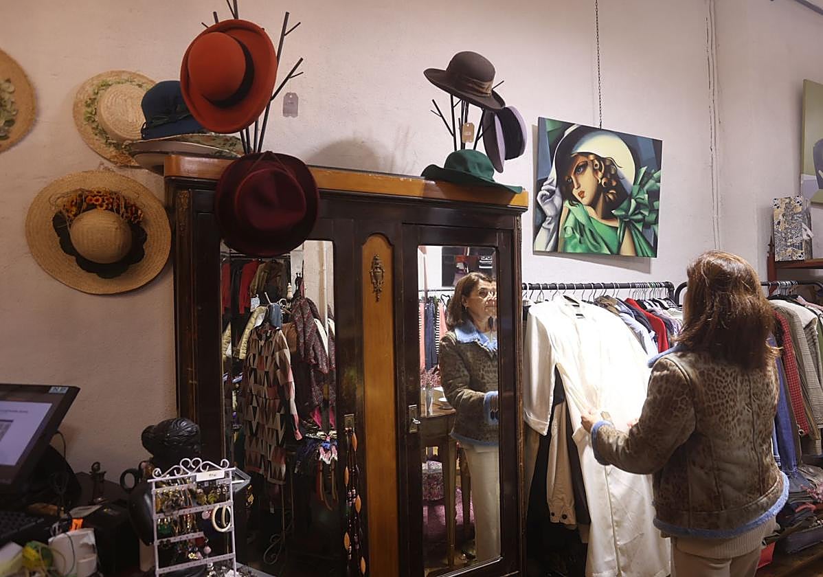 La mítica tienda de chuches de Algorta convertida en un paraíso 'vintage' con ropa, vajillas y hasta cuadros.