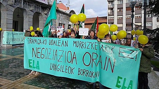 La plantilla municipal de Trapagaran protesta por una reducción salarial