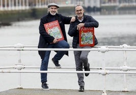 Uriarte y Ondarra, retratados ayer en Olabeaga con reproducciones de la portada del libro.