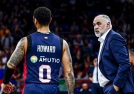 Laso habla con Howard en el partido ante el Fenerbahce.