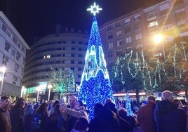 La Banda Municipal de Música ha apretado el mágico botón de encendido, dando vida a más de 400 adornos y casi un centenar de elementos de iluminación.